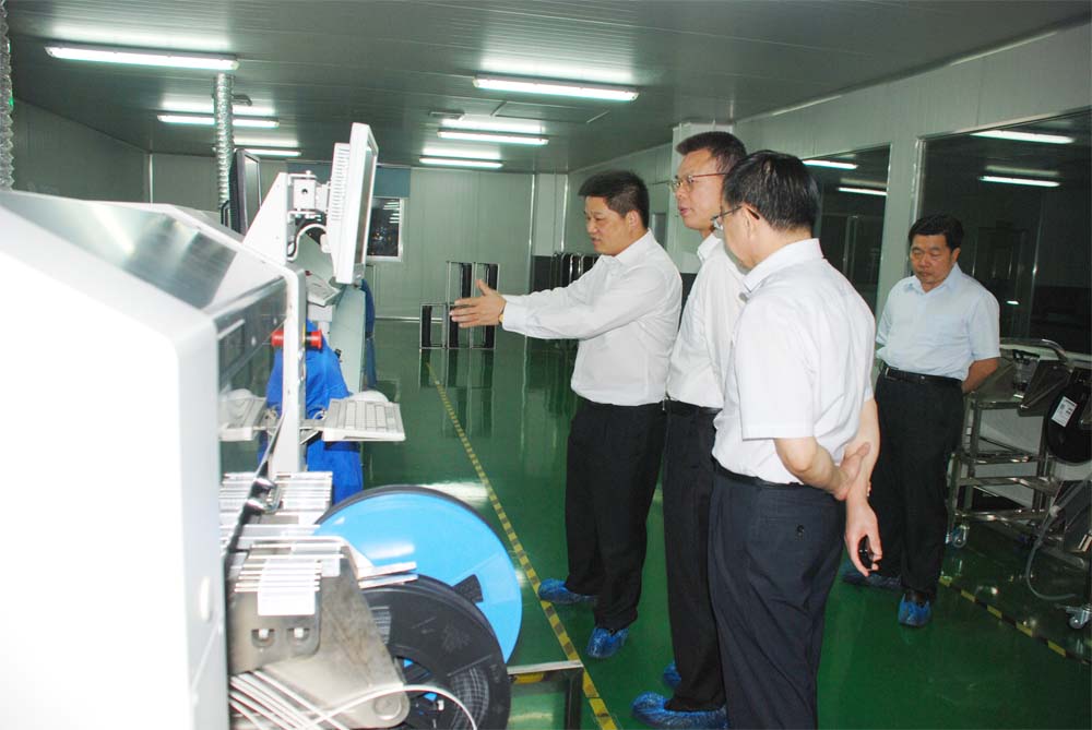 吴主任参观我公司先进的LED屏生产设备 