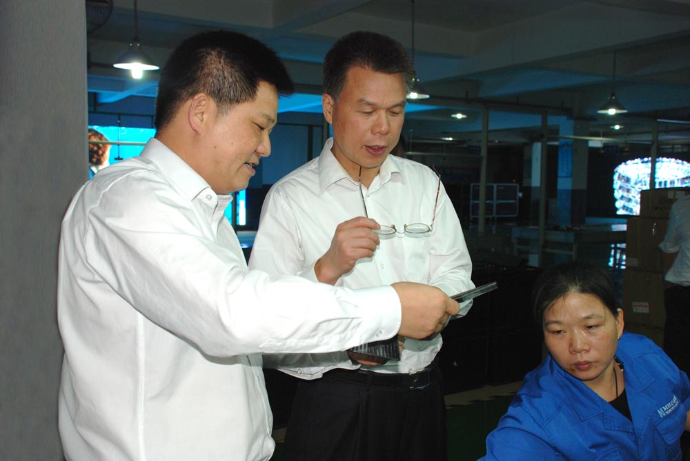 吴主任仔细观看明和LED屏的生产工艺