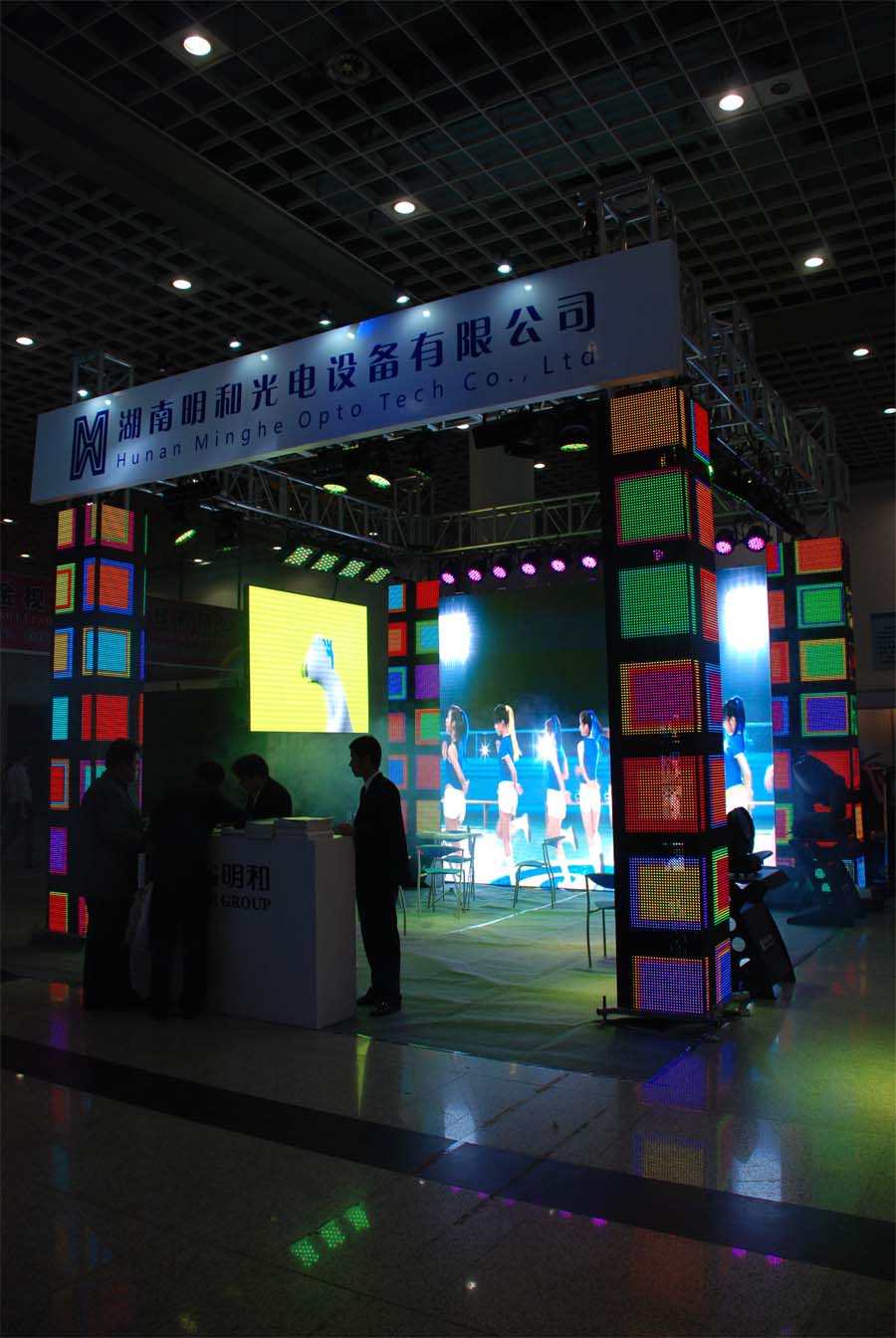 明和携多款LED屏、LED灯具及电脑摇头灯参展