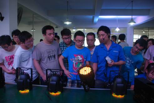 师生一行参观我公司装配车间