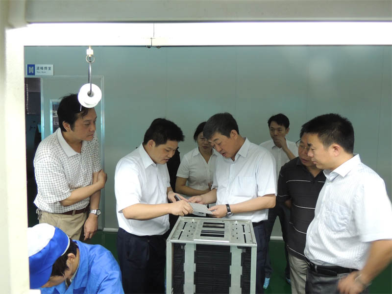 吴司长仔细观看我公司的LED屏生产工艺 吴司长仔细观看我公司的LED屏生产工艺