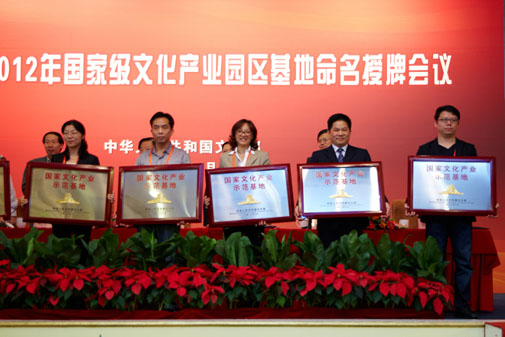 全国舞台灯光及LED产品制造领域唯一获评“国家文化产业示范基地”的企业，明和光电实至名归