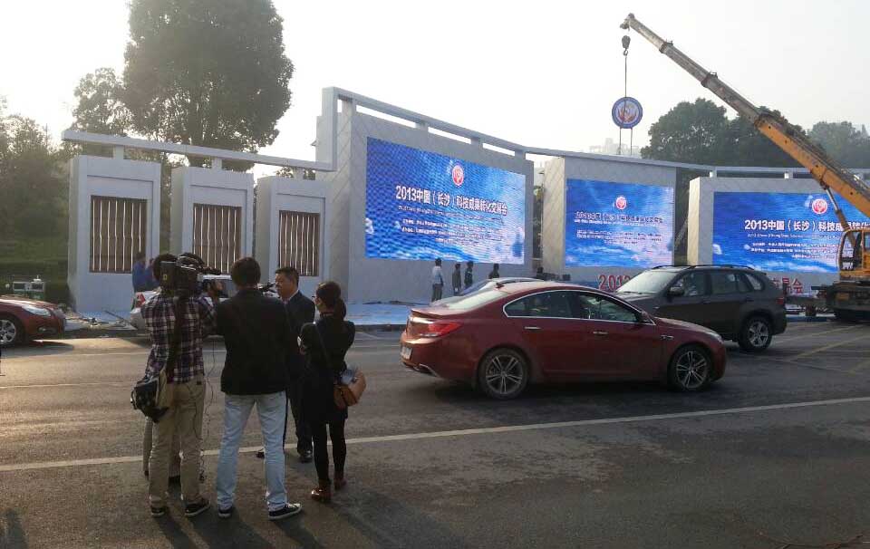 明和开幕式LED主屏施工中