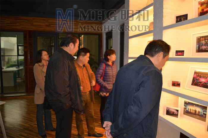 朱理事长一行观看明和传媒的案例