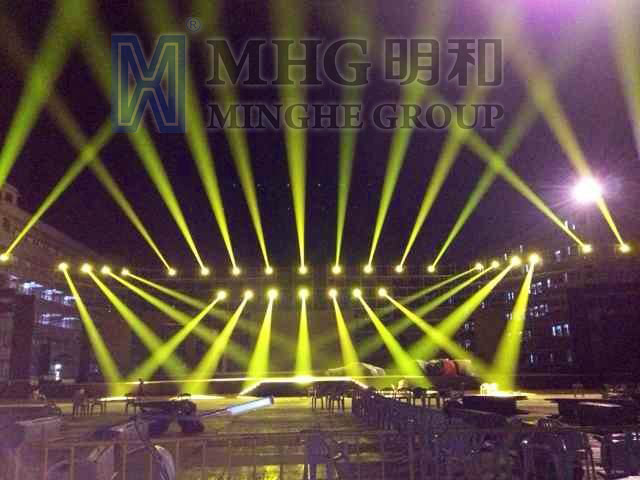 22日晚主舞台已完成所有舞台灯具的安装及调试