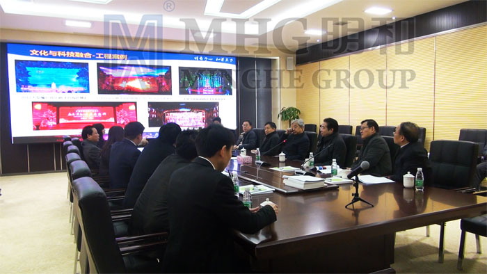 领导一行与高管层进行亲切的座谈