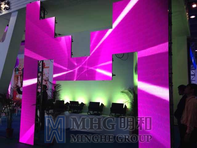 M字造型由高清压铸铝LED屏拼接而成