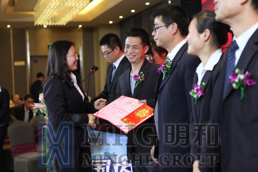 公司高管为获奖者颁奖并表示祝贺