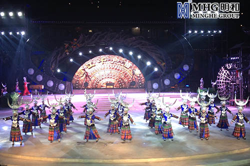 苗族少女翩翩起舞 苗族少女翩翩起舞