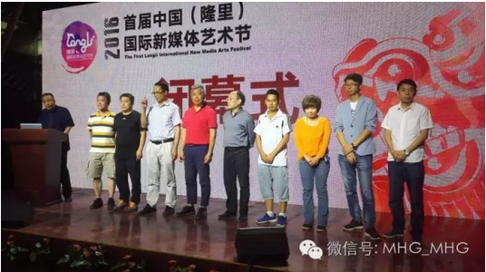 锦屏县政府领导向提供支持的企业颁发纪念证书