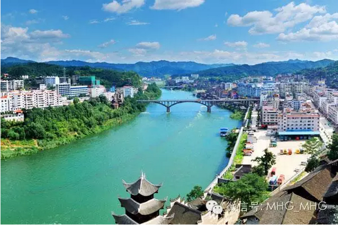 三江碧水凝翠色，两岸笙歌动云霄