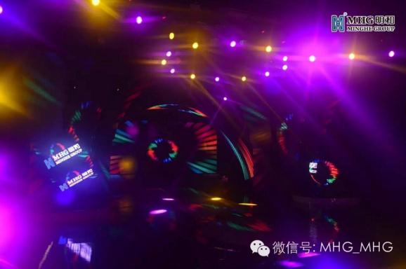 多媒体展厅观看展厅内的灯光、显示屏呈现的舞美效果