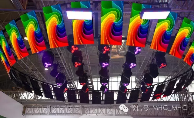立体碗边配合主屏以及LED四合一矩阵染色灯系列，打造出3D多维显示效果