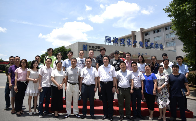 长沙市文广新局机关一支部党组织与精产国品一二三产区蘑菇视频-国产午夜精品自在自线之la-护士你下面好紧我进不去-日韩精品视频在线观看免费-国产又爽又大又黄A片软件党支部成员合影留念